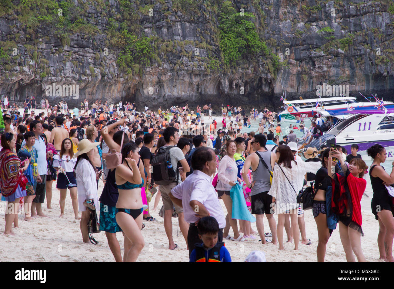 Maya Bay Beach, Ko Phi Phi Le Island, Thaïlande, sont surpeuplées avec les touristes parce qu'il est maintenant un honeypot ou bucket list tourism destination Banque D'Images
