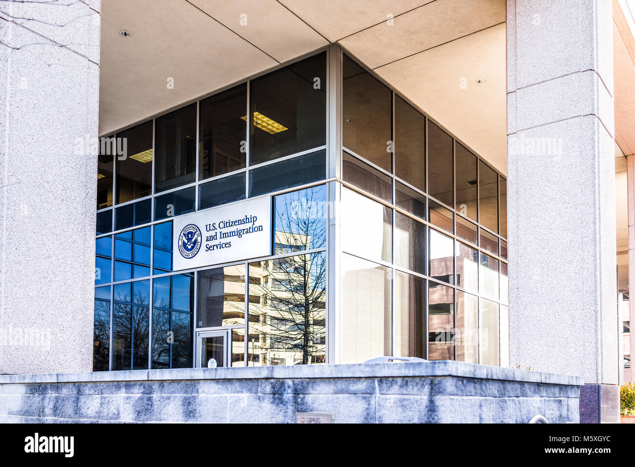 Fairfax, États-Unis - 26 janvier 2018 : Nous l'USCIS United States Citizenship and Immigration Services domaine entrée bureau principal en Virginie avec signe Banque D'Images