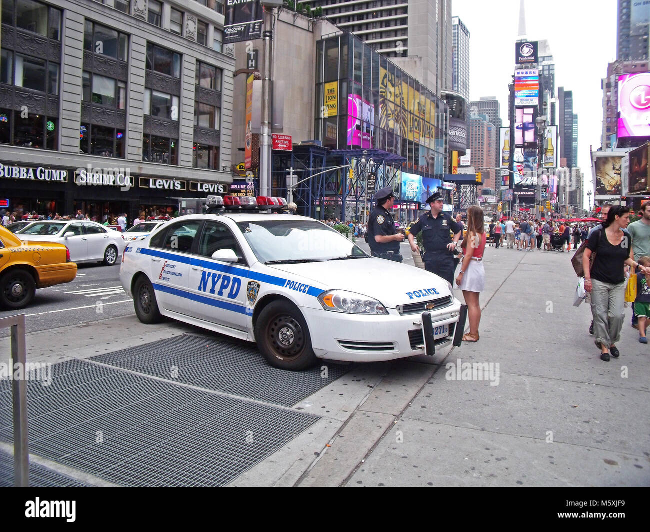 Voiture de police et officiers de police de NYPD à Times Square New York États-Unis d'Amérique. Banque D'Images