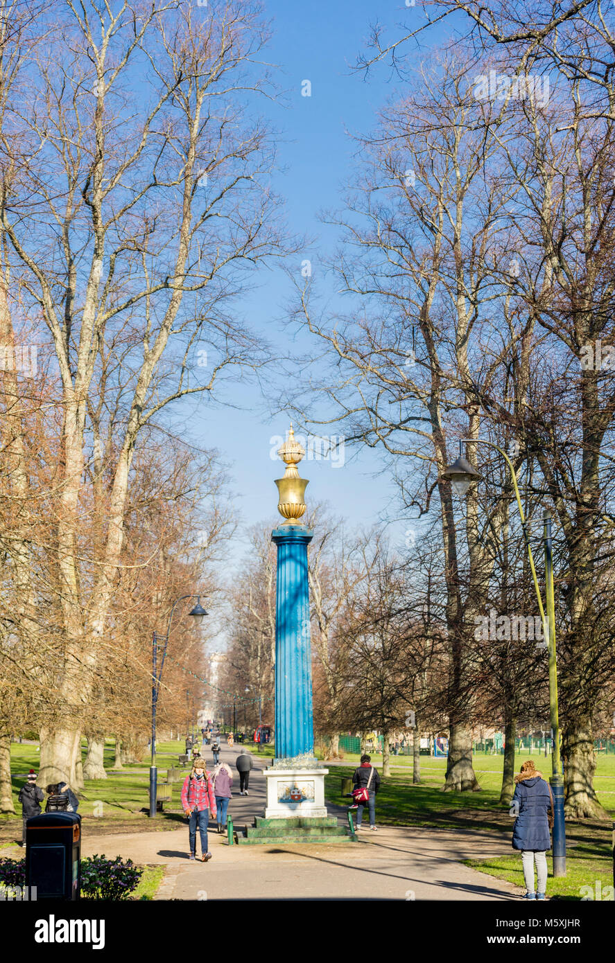 La colonne de gaz - une colonne dorique gravée dans la pierre - à l'entrée de Houndwell Park sur une journée d'hiver ensoleillée à Southampton, England, UK Banque D'Images