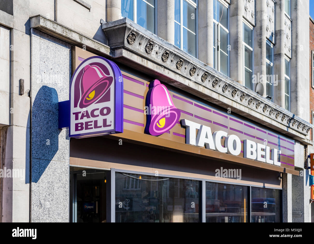 Une chaîne de restauration rapide Taco Bell restaurant à Hanovre près de bâtiments de la rue High Street, Southampton, England, UK Banque D'Images