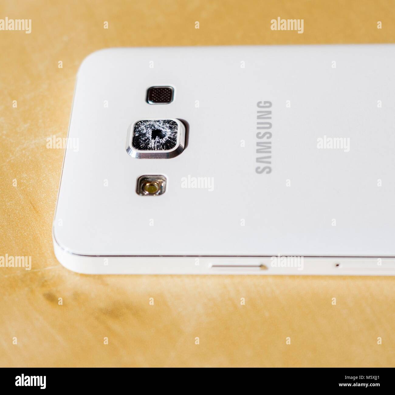 Close up d'un téléphone mobile Samsung Galaxy blanc A3 avec endommagé/ 12.2005/ casse/ shattered glass - objectif de l'appareil de protection with copy space Banque D'Images