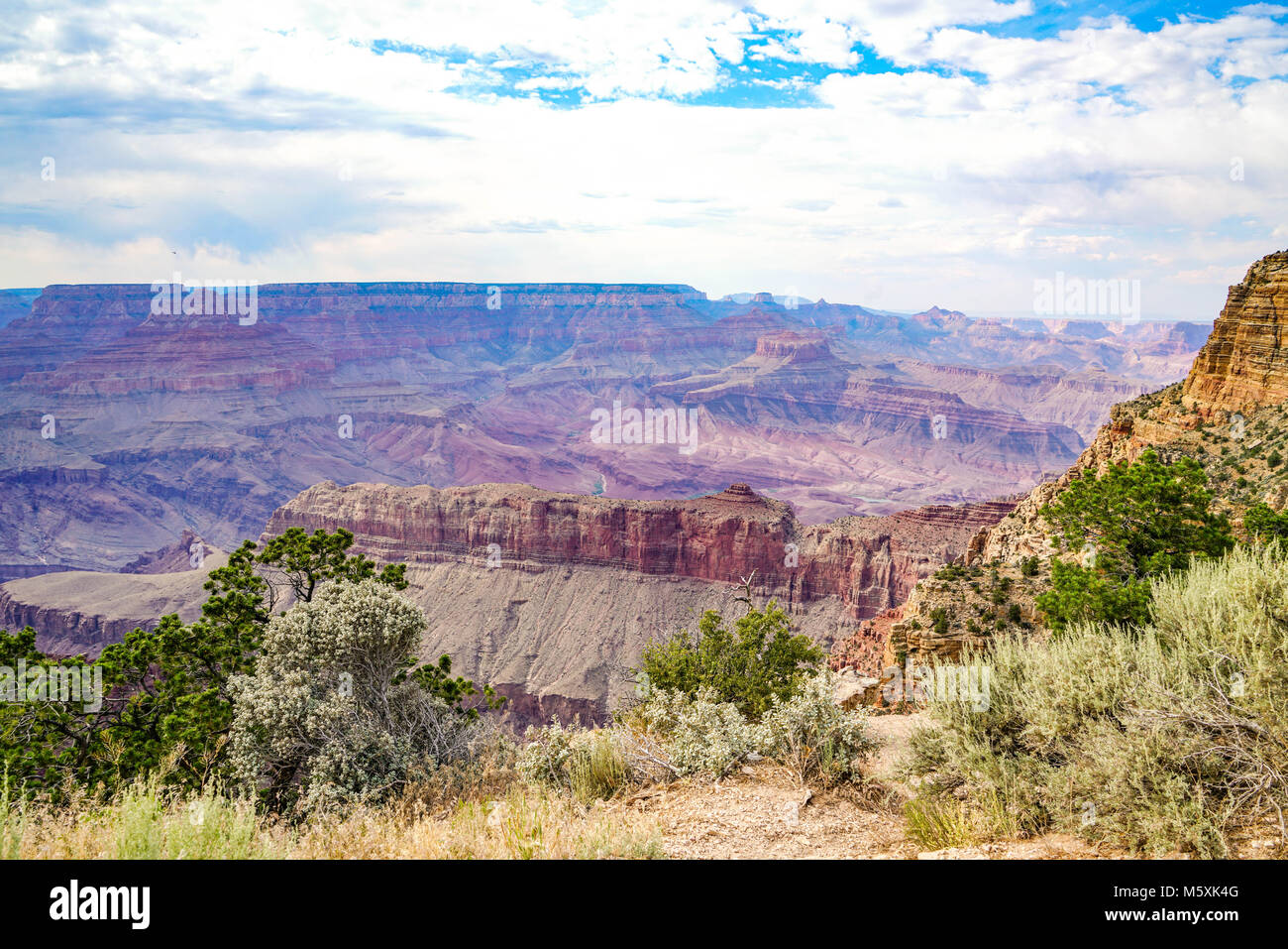 Vues de la rive sud du Grand Canyon dans l'Arizona du nord. Je pourrais avoir passé toute la journée à prendre des photos de ce magnifique phénomène naturel. Banque D'Images