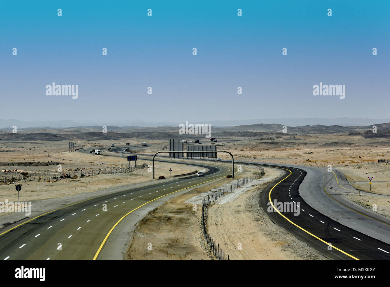 L'autoroute principale menant hors du désert en Arabie saoudite venant de l'ouest. Banque D'Images