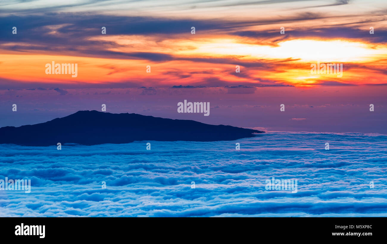 Hualalai volcan depuis le sommet du Mauna Kea au coucher du soleil, la Grande Île, New York USA Banque D'Images