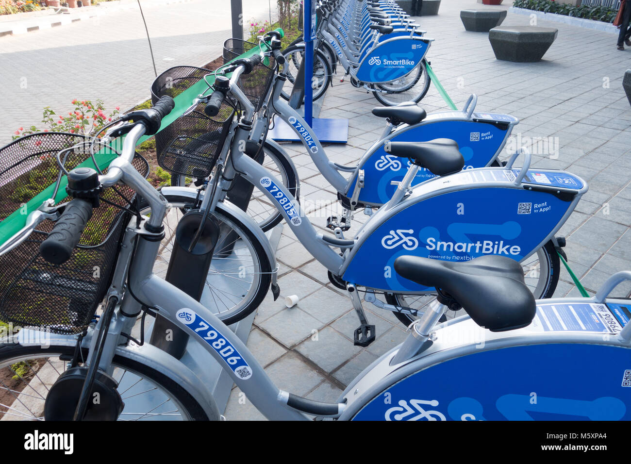 HYDERABAD, INDE-04 DÉCEMBRE 2017 cycles Smartbike,location de la queue à la station de métro Miyapur pour les navetteurs comme la connectivité du dernier kilomètre à Hyderabad, Inde Banque D'Images