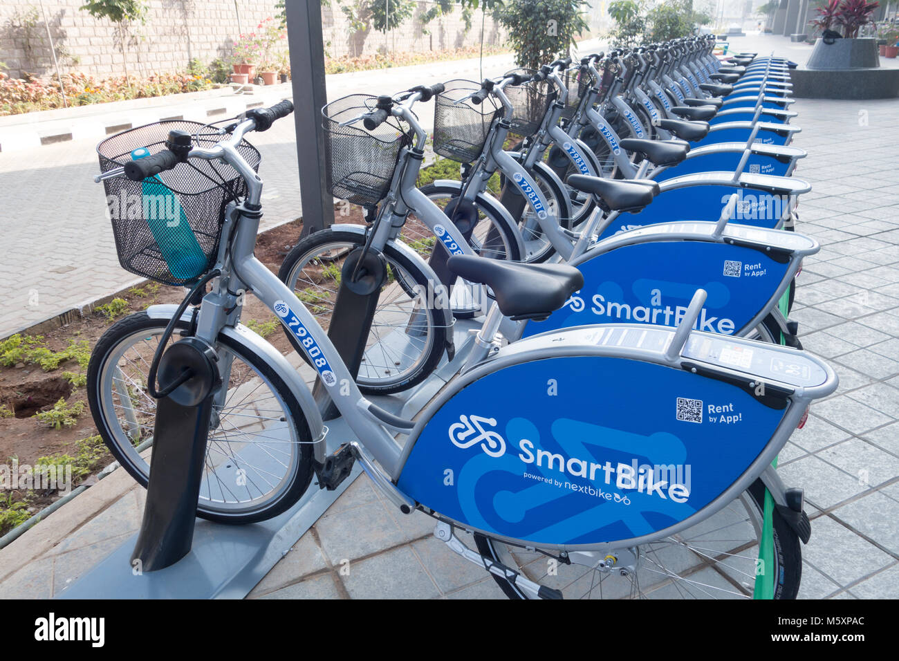 HYDERABAD, INDE-04 DÉCEMBRE 2017 cycles Smartbike,location de la queue à la station de métro Miyapur pour les navetteurs comme la connectivité du dernier kilomètre à Hyderabad, Inde Banque D'Images