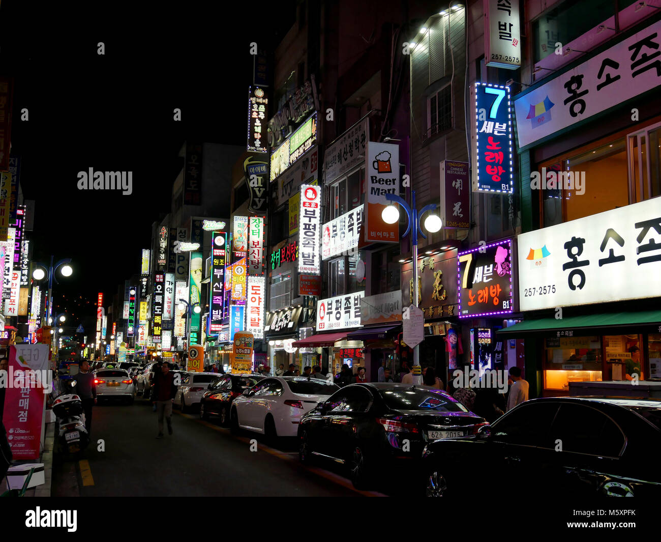 Nampo-dong, Busan, Corée - 5 novembre 2017 : la vie nocturne à Nampo-dong street. Nampo-dong est un centre commercial et de la zone commerçante, à Busan, en Kore Banque D'Images