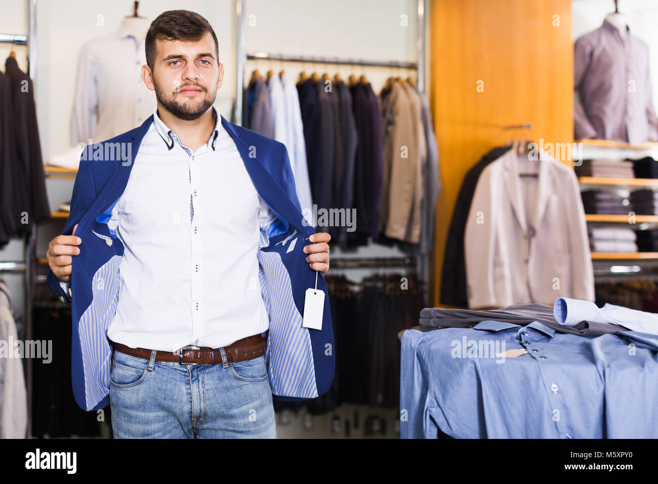 L'homme positif d'achat du client en magasin vêtements hommes veste Photo  Stock - Alamy