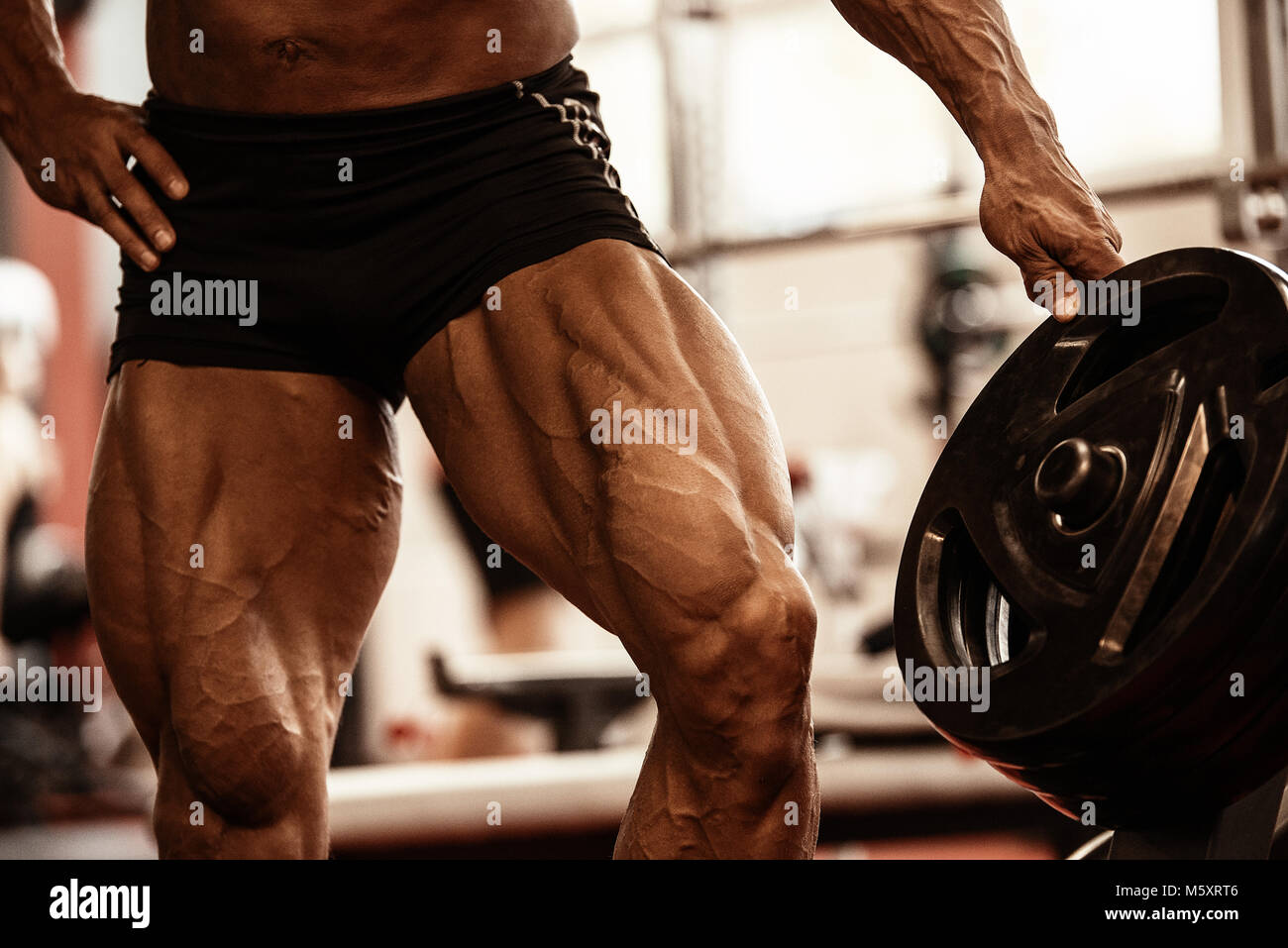 Close-up de bodybuilders jambes musclées. L'homme faisant l'exercice d'entraînement de l'athlète en sport Banque D'Images