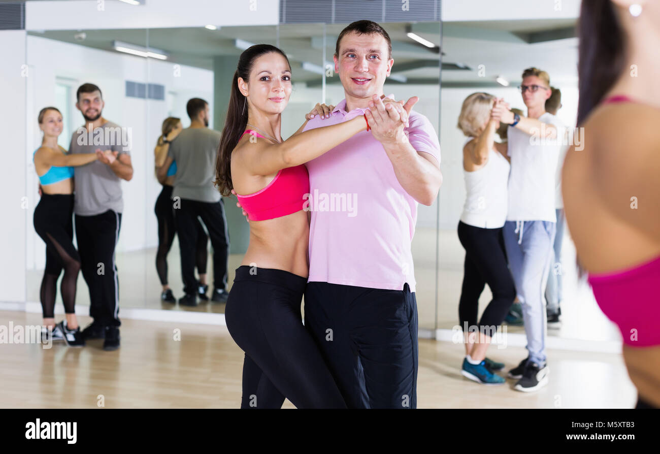 Couple positif d'adultes les personnes bénéficiant de l'associé dans la catégorie danse Banque D'Images