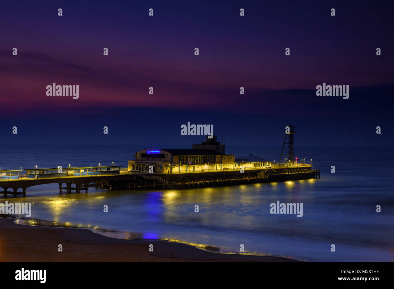 Bournmouth Pier à l'aube Banque D'Images