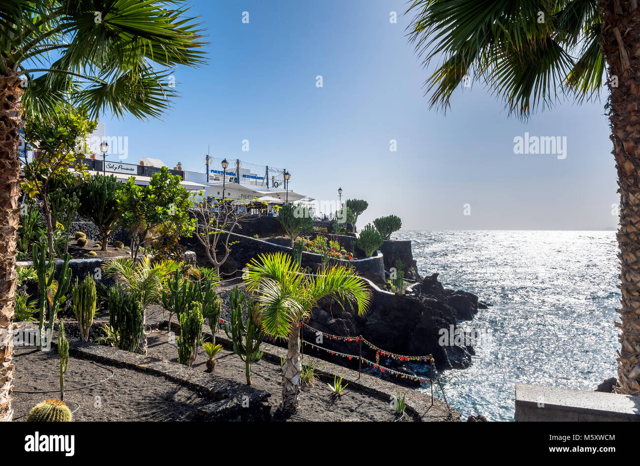 Puerto del Carmen, Espagne - Décembre 27, 2016 : la vue quotidienne de la promenade de palmiers et d'amour se bloque à Puerto del Carmen, Espagne. Puerto del Carmen est le ma Banque D'Images