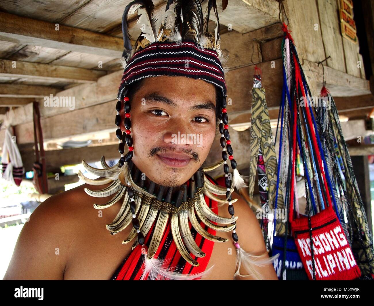 MABALACAT, Pampanga, PHILIPPINES - le 24 février 2018 : spectacle culturel à l'intérieur de l'interprètes Nayong pilipino au Clark Field à Mabalacat, Pampanga. Banque D'Images