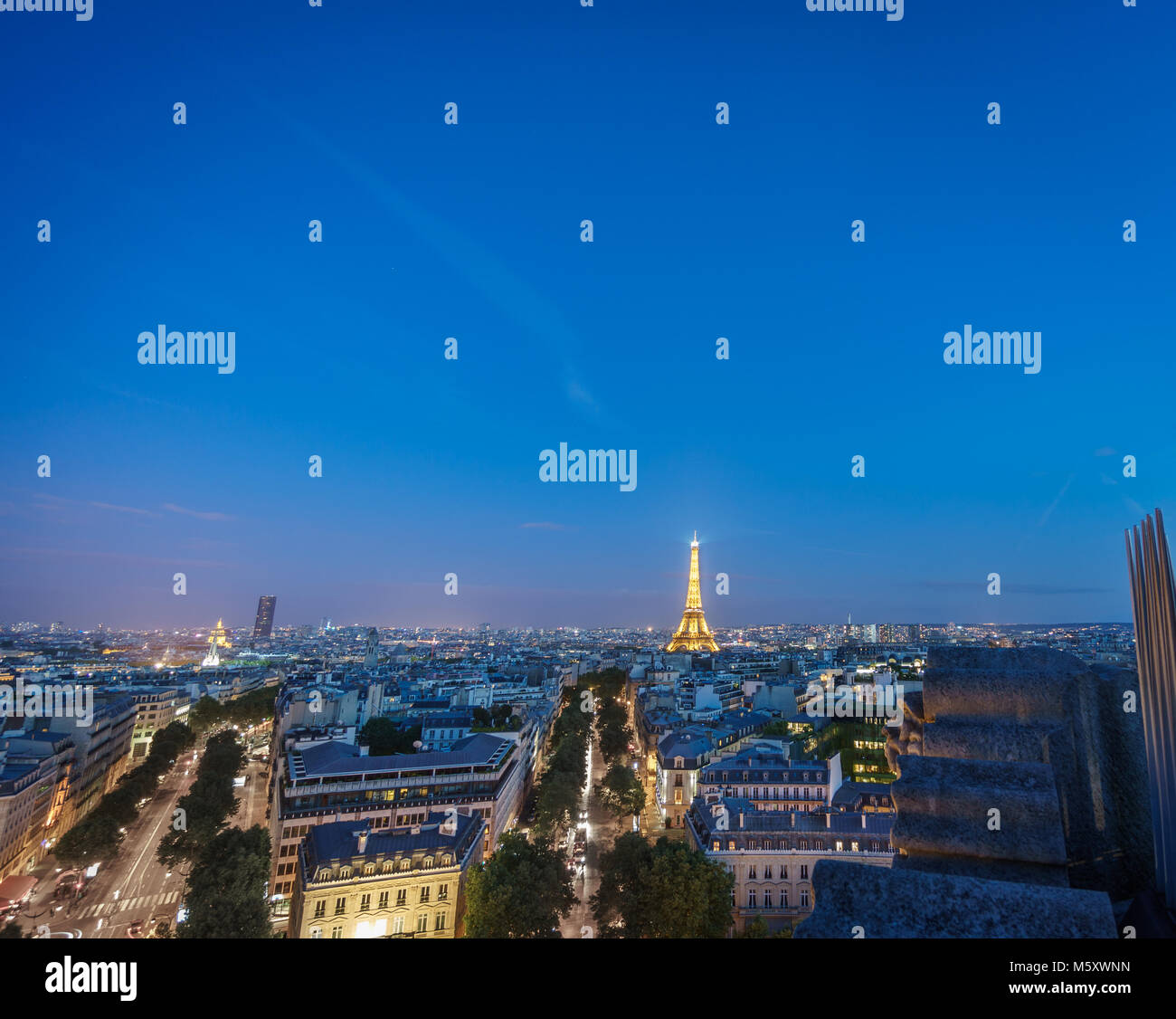 Toits de Paris de nuit avec la tour Eiffel Banque D'Images