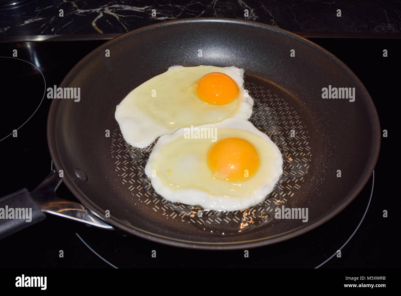 petit-déjeuner sain œuf au plat dans une poêle à frire sur une