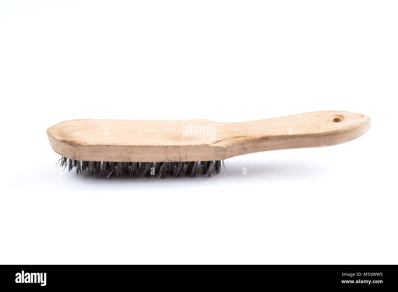 Brosse en bois isolé sur un fond blanc. Strong brosse pour l'enlèvement de la rouille. Brosse métallique industrielle. Banque D'Images