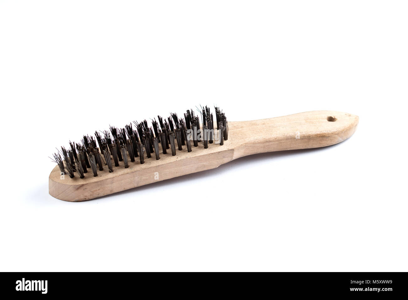 Brosse en bois isolé sur un fond blanc. Strong brosse pour l'enlèvement de la rouille. Brosse métallique industrielle. Banque D'Images