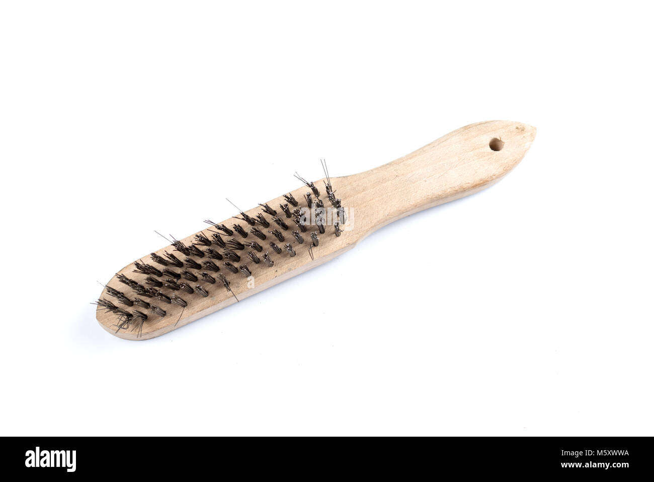 Brosse en bois isolé sur un fond blanc. Strong brosse pour l'enlèvement de la rouille. Brosse métallique industrielle. Banque D'Images