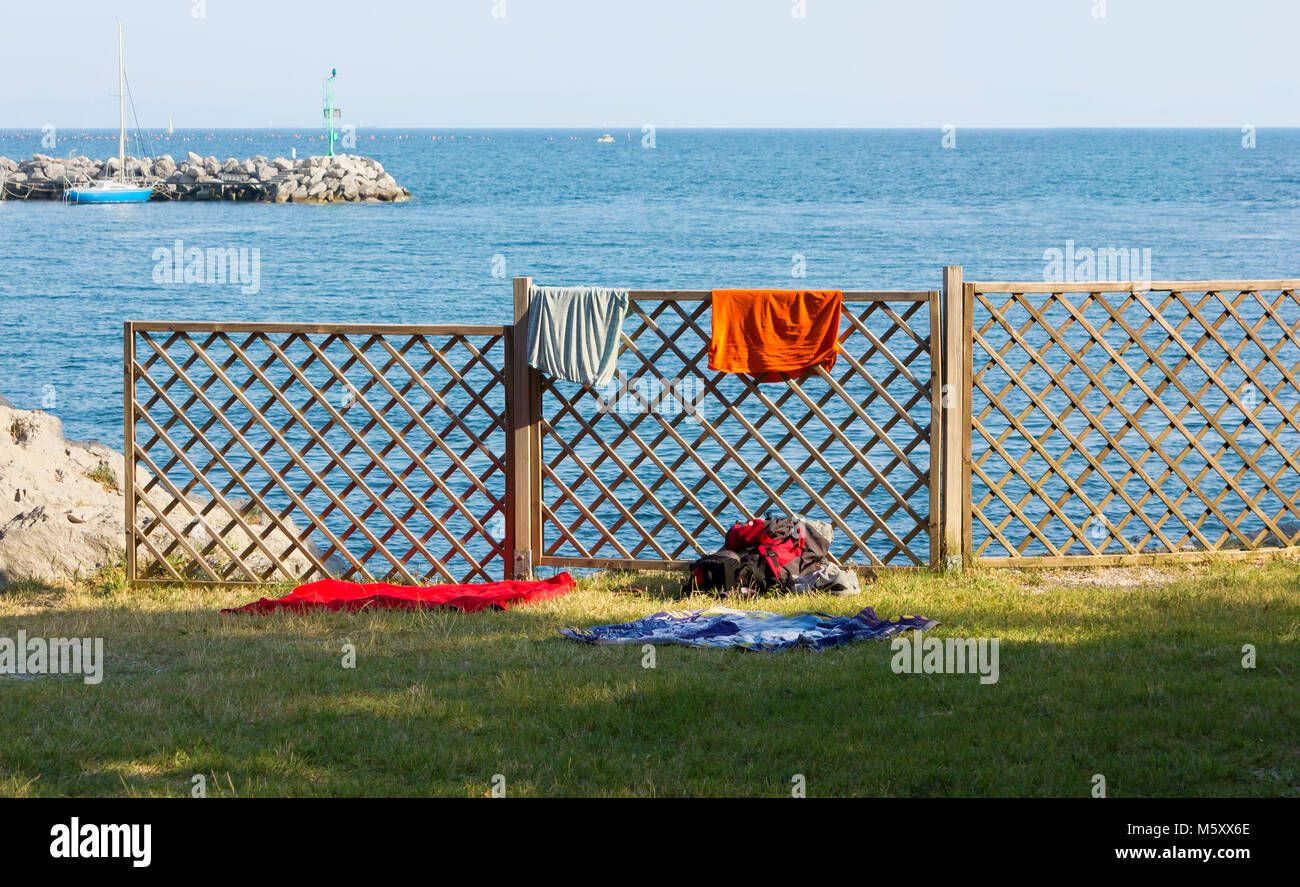 Balustrade En Bois Au Bord De La Mer Avec Des Vêtements Se