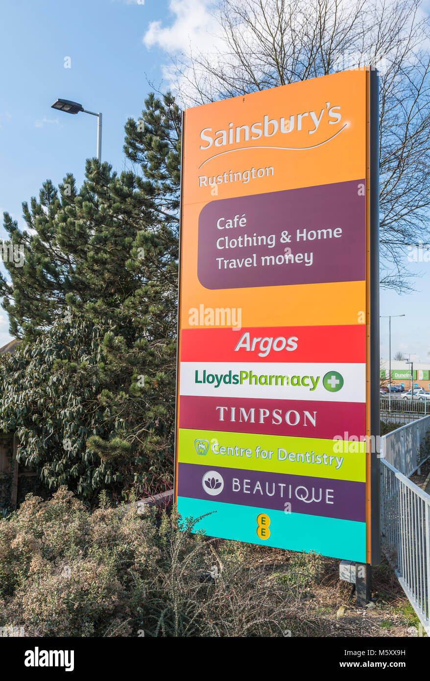 Grand panneau à l'entrée d'un British Retail Park à Norfolk Arms, West Sussex, Angleterre, Royaume-Uni. Banque D'Images