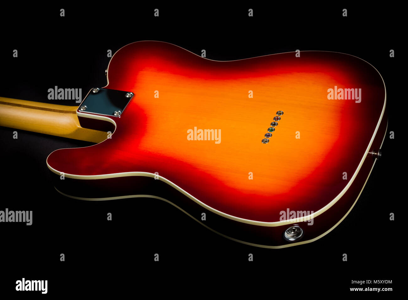 De près de l'arrière d'une guitare électrique avec un carton jaune et orange peinture sunburst Banque D'Images
