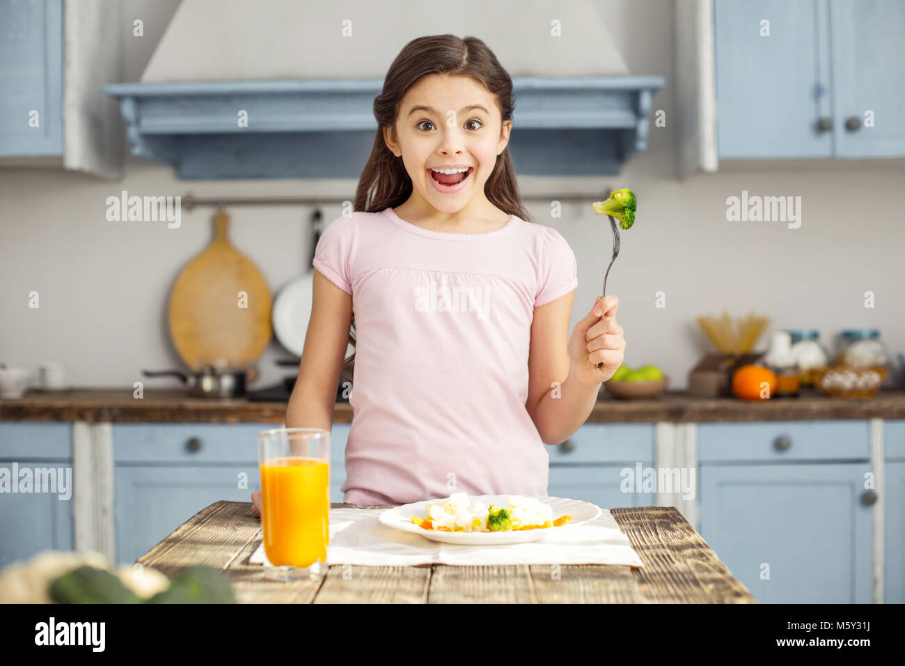 Ravi d'avoir un petit-déjeuner sain et fille Banque D'Images