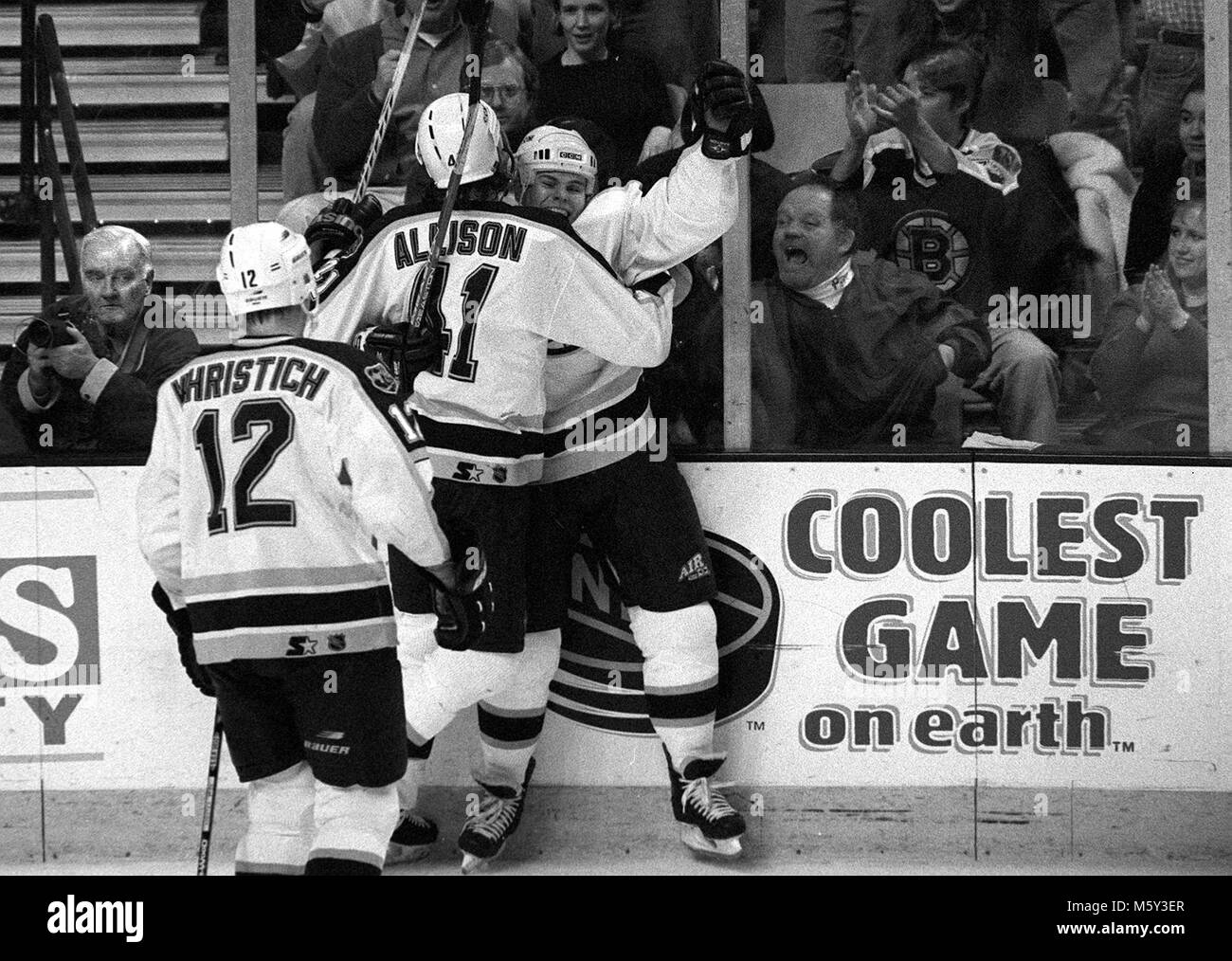 JASON ALLISON BRUINS HUGS SERGEI SAMSONOV APRÈS SAMSONOV a marqué son deuxième but (le 3e but des Bruins) AU COURS DE L'ACTION DE JEU AU FLEET CENTER DE BOSTON MA USA. 9,1998 Avril PHOTO PERSONNEL LOI BELKNAP Banque D'Images