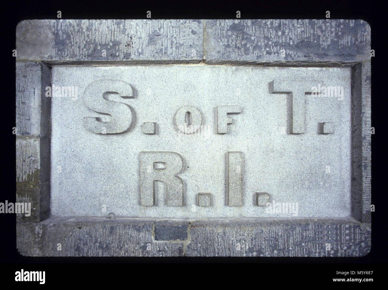 S. de T., Rhode Island Niveau : 120 ft-donateur : S. de T., Rhode Island Dates : 1853/1850s matériel original : granit Dimensions : 2' x 4' Sculpteur/Carver : pas connu inscription initiale : S. de R. I. T. Banque D'Images