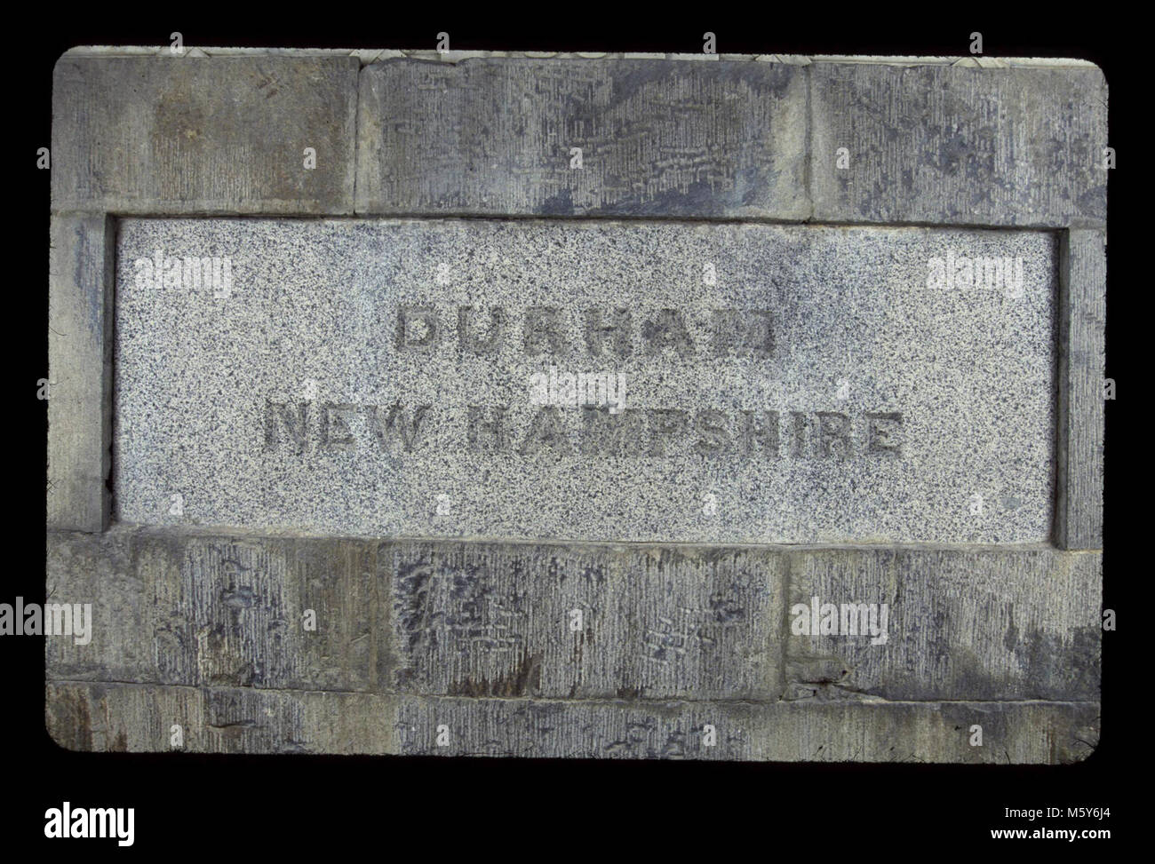 Durham, New Hampshire Niveau : 130-ft. Donateur : Durham, New Hampshire Dates : 1850s/1850s matériel original : granit Dimensions : 2' x 6' Sculpteur/Carver : pas connu inscription initiale : New Hampshire Durham Banque D'Images