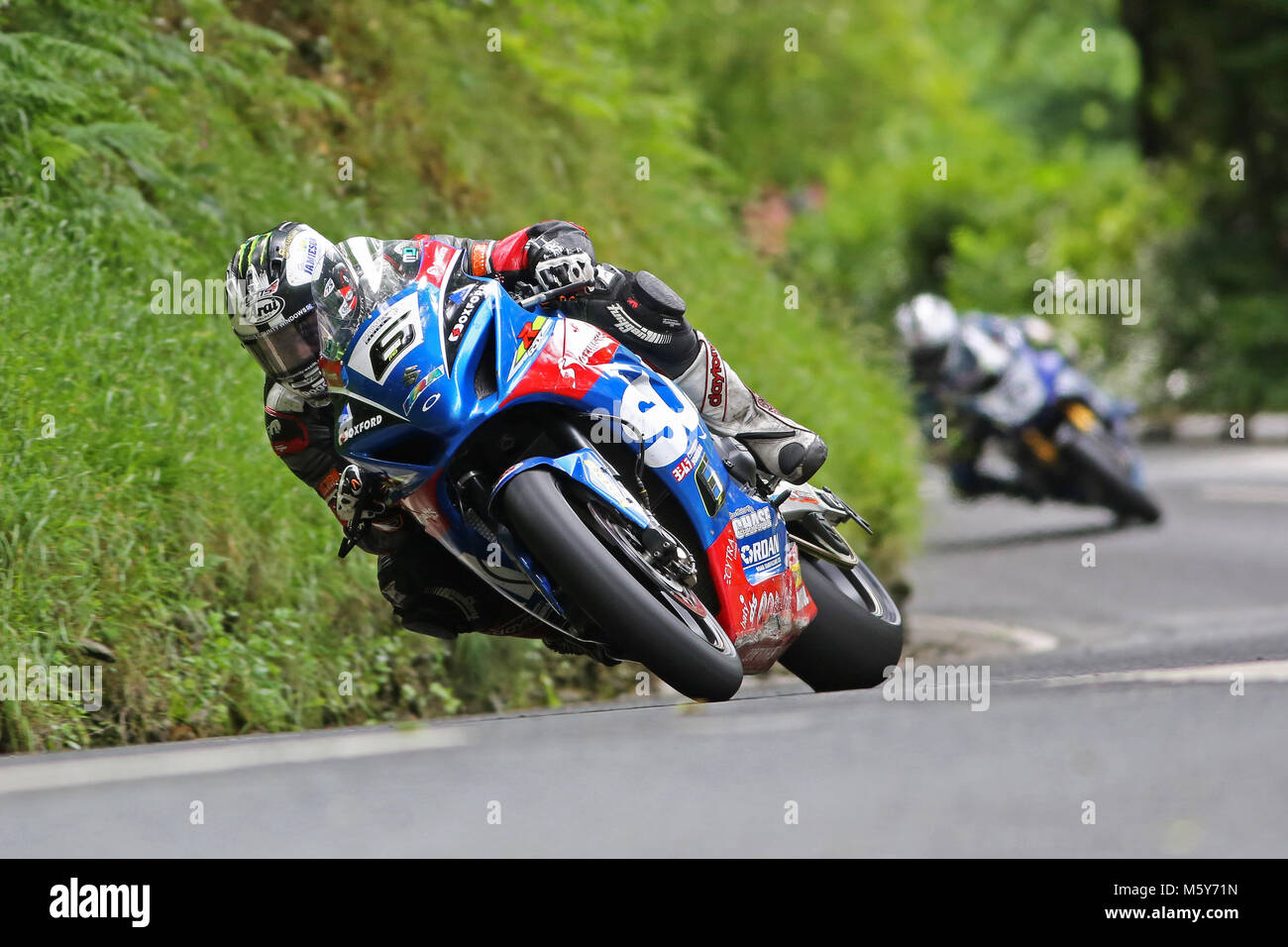 Michael Dunlop, suivi de son frère William, lors de la course de moto TT senior sur l'île de Man Banque D'Images