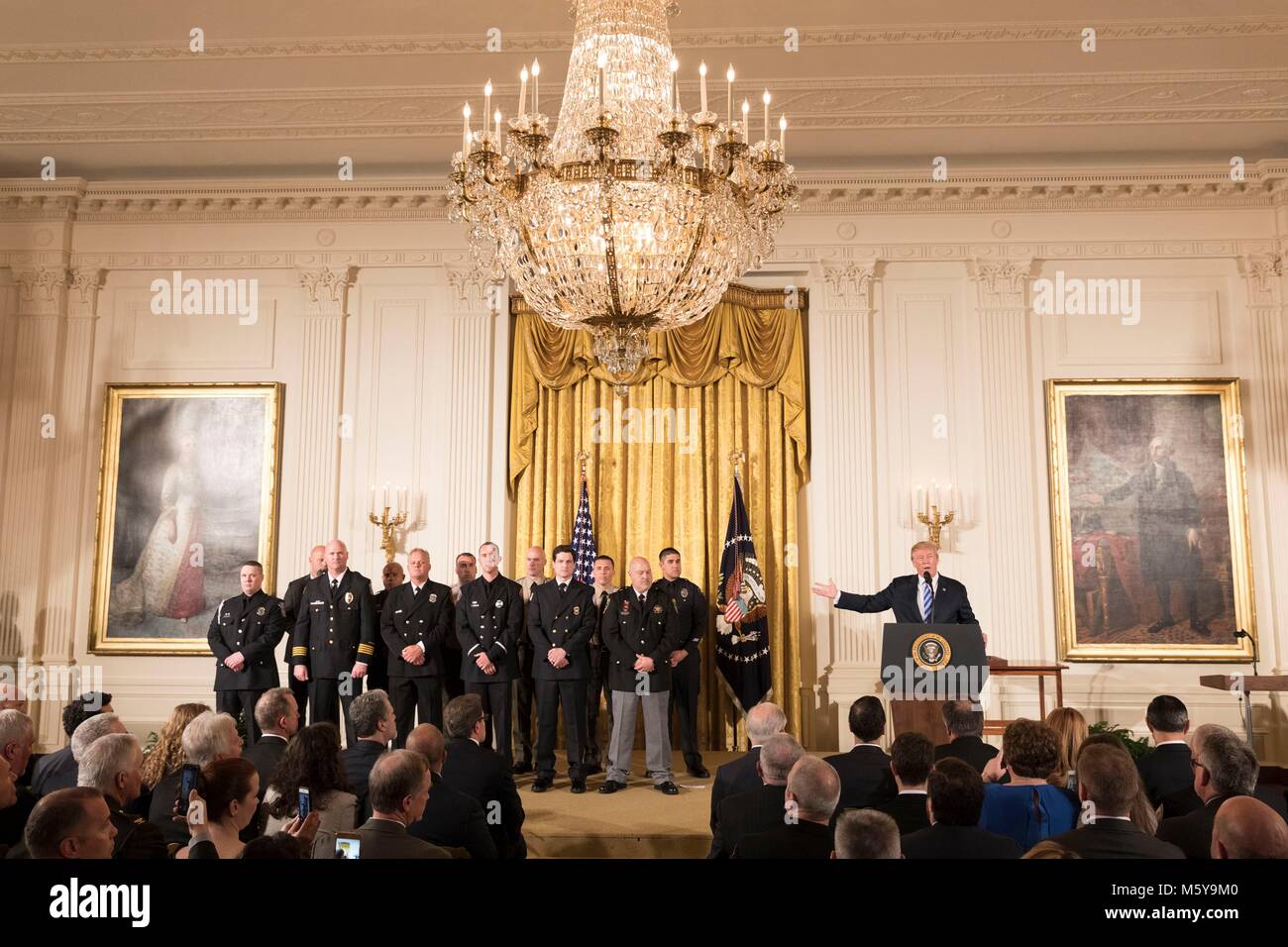 Président américain Donald Trump remet la Médaille de bravoure à des agents de police au cours d'une cérémonie dans la East Room de la Maison Blanche le 20 février 2018 à Washington, DC. Banque D'Images