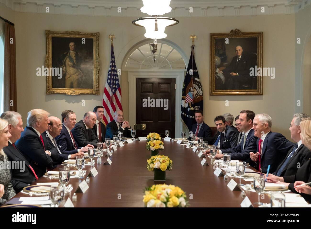 Président américain Donald Trump, gauche, lors d'entretiens avec le Premier Ministre australien, Malcolm Turnbull, dans la salle du cabinet de la Maison Blanche, 23 février 2018 à Washington, DC. Banque D'Images