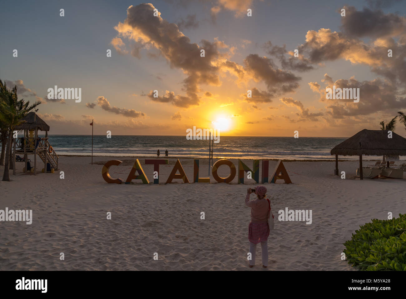 Puerto Maroma, Mexique, 22 février 2018. Un touriste prend des photos comme le soleil se lève sur la mer des Caraïbes à l'hôtel Catalonia vacation resort Maroma sur B Banque D'Images