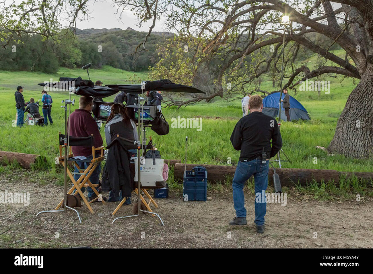 Film kidnappés. Le tournage d'une scène pour le film enlevé à l'extérieur sur une première journée de printemps dans le montagnes de Santa Monica. Banque D'Images