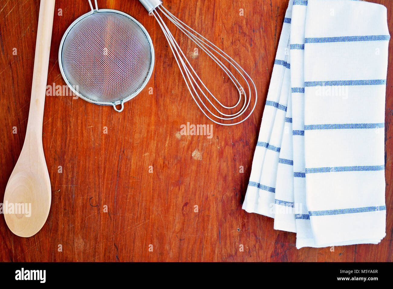 Les ustensiles de cuisson sur vintage wooden board en télévision format laïcs avec place pour le texte Banque D'Images