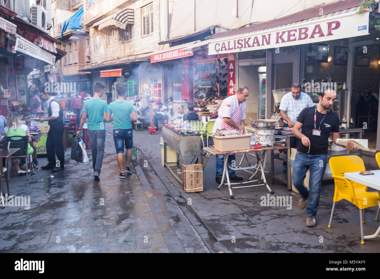 Des personnes non identifiées, visiter et explorer les vieilles pierres traditionnelles de la rue de la ville de Gaziantep Gaziantep..Turquie.03 Septembre 2016 Banque D'Images