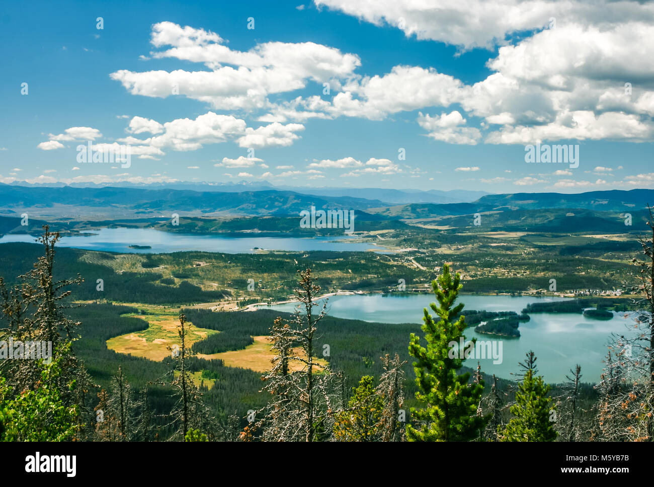 Vue aérienne de lacs de montagne avec des montagnes en arrière-plan ; Colorado, États-Unis Banque D'Images