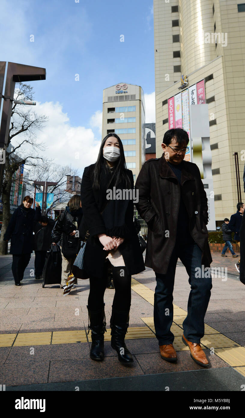 Une femme portant un masque respiratoire pendant l'hiver à Fukuoka, au Japon. Banque D'Images