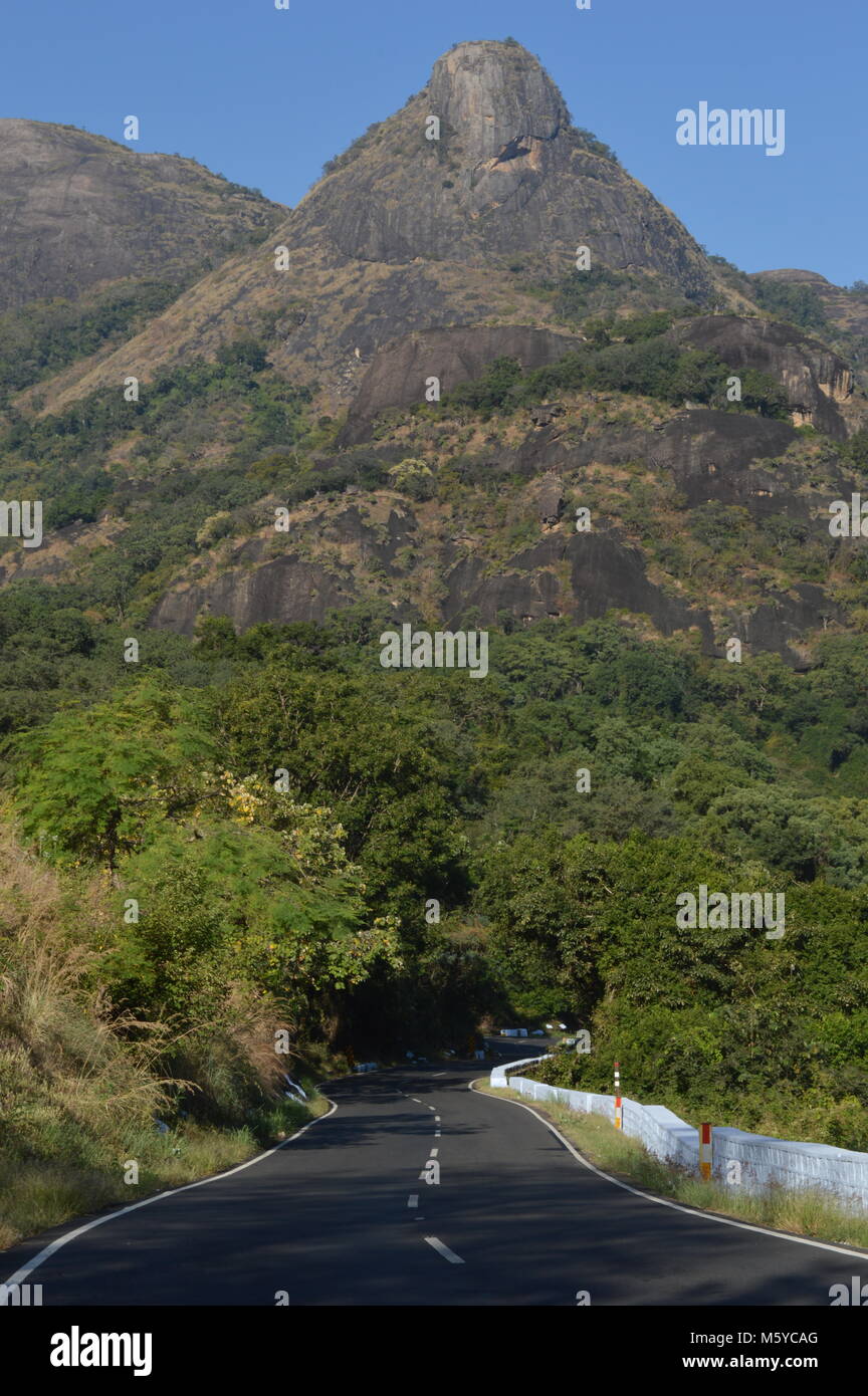 Belles montagnes des roches majestueuses valparai ,la nature à son meilleur. Banque D'Images