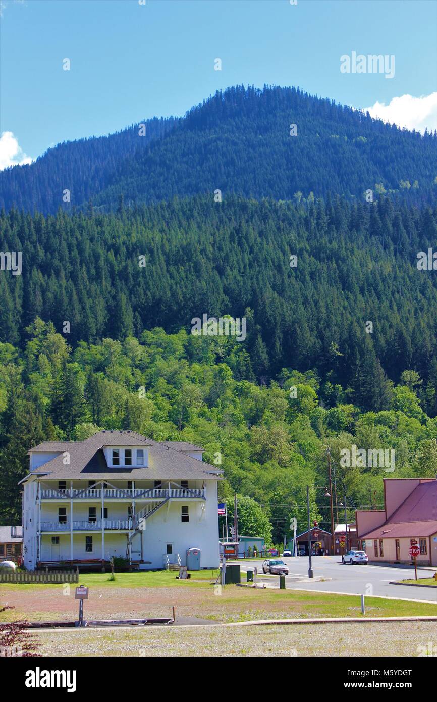 Bâtiment historique au pied d'une montagne dans le pittoresque village de Skykomish, Washington. Banque D'Images