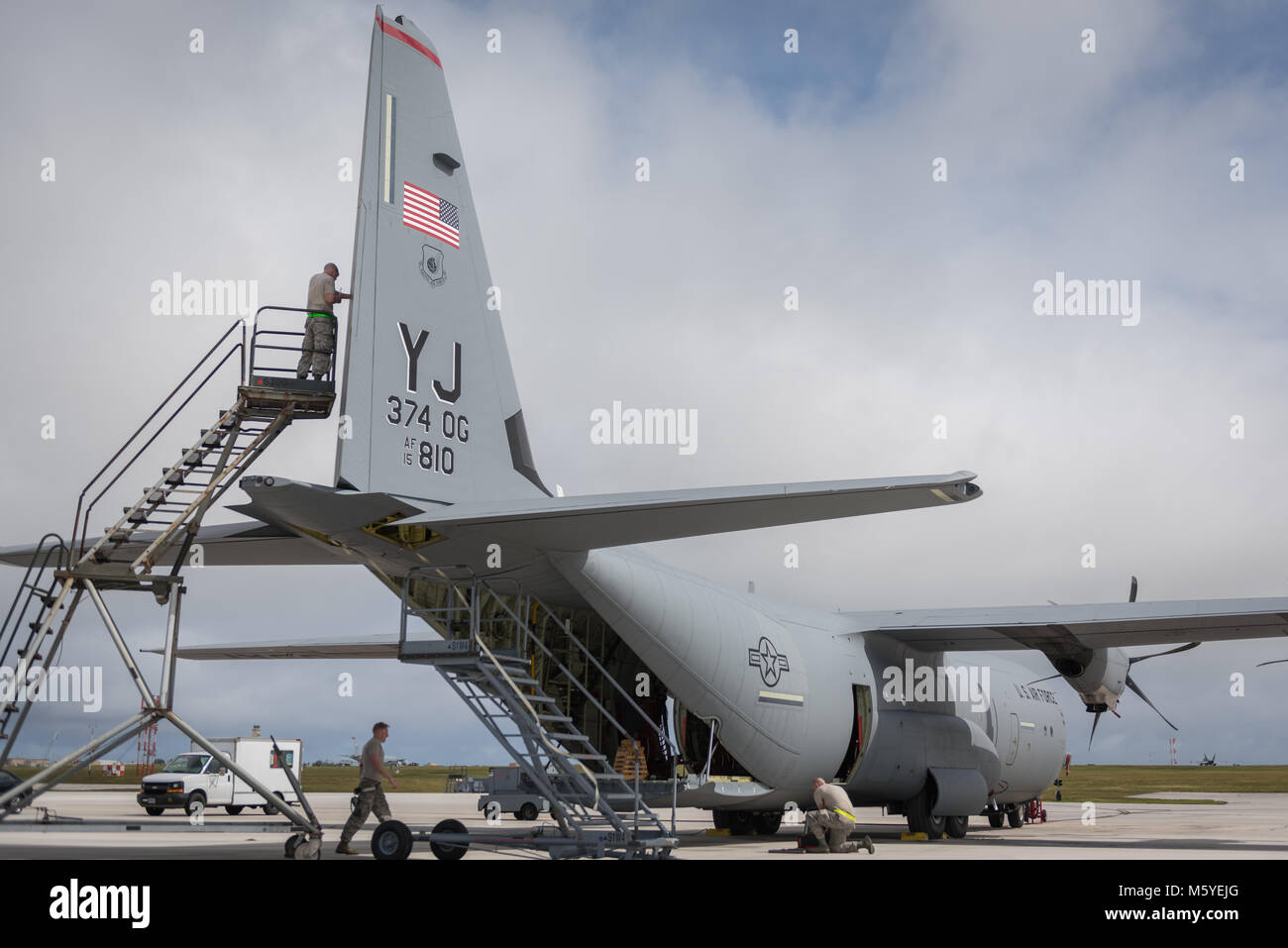 Aviateurs affecté à la 374e groupe d'entretien effectuer la maintenance d'un U.S. Air Force C-130J Super Hercules affecté à la 36e Escadron de transport aérien au cours de l'effort à faire face au nord en 2018 à la base aérienne d'Andersen, de Guam, le 22 février. CN18 permet aux États-Unis et les forces alliées à la pratique de l'aide humanitaire et secours en cas de catastrophe les efforts de préparation et de se remettre des effets dévastateurs des catastrophes naturelles. (U.S. Air Force photo par un membre de la 1re classe Juan Torres Chardon) Banque D'Images