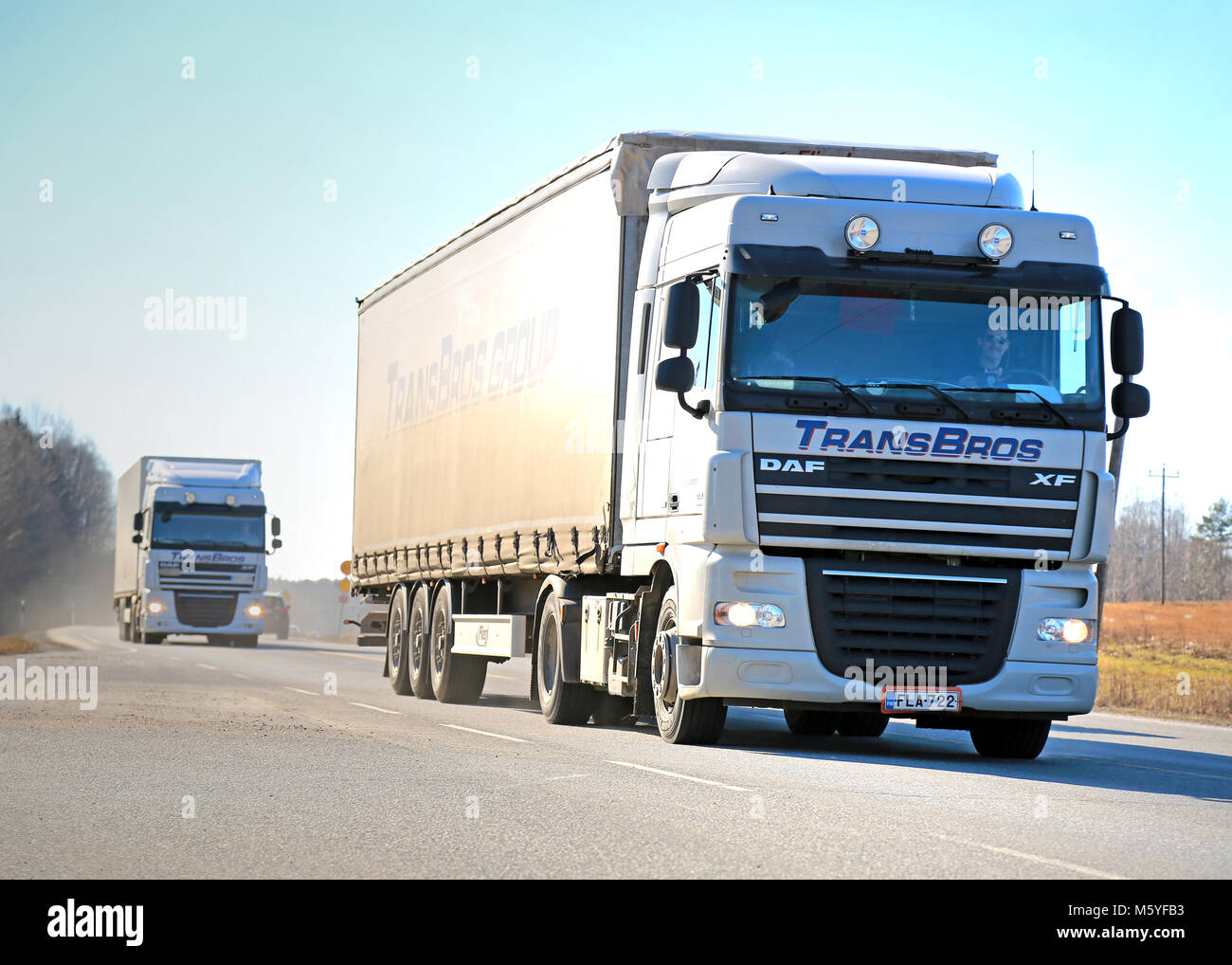 KARJAA, FINLANDE - le 15 mars 2015 : Deux DAF XF Semi camions sur la route. Le millionième camion DAF a été fabriqué à Eindhoven en février 2015. Banque D'Images