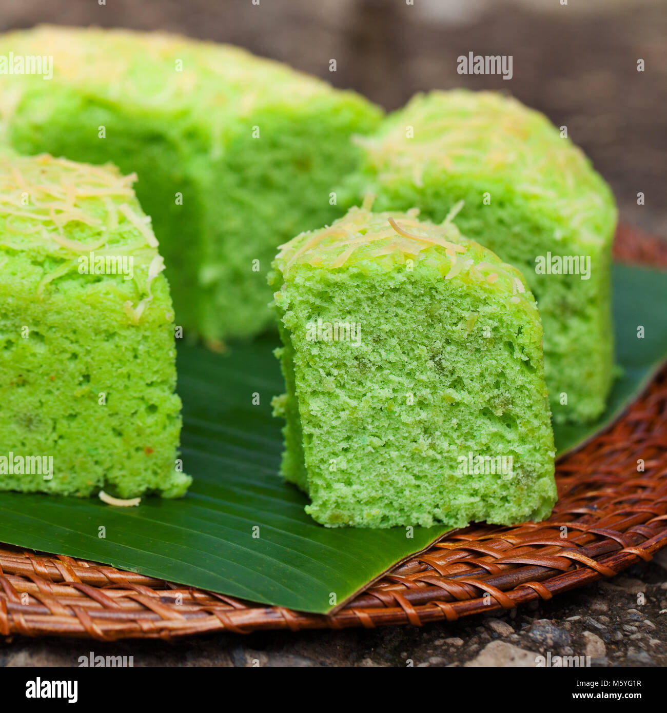 Gateau De Mousseline De Pandan Desert Traditionnel Indonesien Fond Pierre Vue De Dessus Photo Stock Alamy