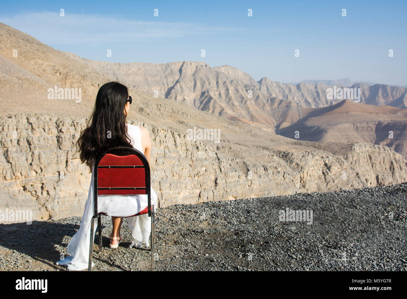 Femme jouissant de la vue sur la montagne d'une chaise Banque D'Images