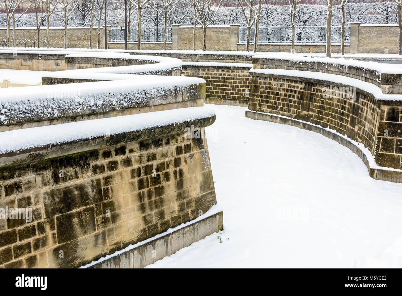 Le fossé et imposant mur autour de l'Hôtel des Invalides à Paris recouvert de neige sur une journée d'hiver. Banque D'Images Le fossé et imposant mur autour de l'Hôtel des Invalides à Paris recouvert de neige sur une journée d'hiver. Banque D'Images