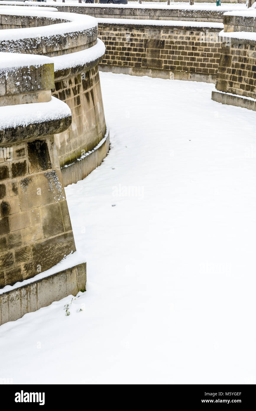 Le fossé et imposant mur autour de l'Hôtel des Invalides à Paris recouvert de neige sur une journée d'hiver. Banque D'Images Le fossé et imposant mur autour de l'Hôtel des Invalides à Paris recouvert de neige sur une journée d'hiver. Banque D'Images