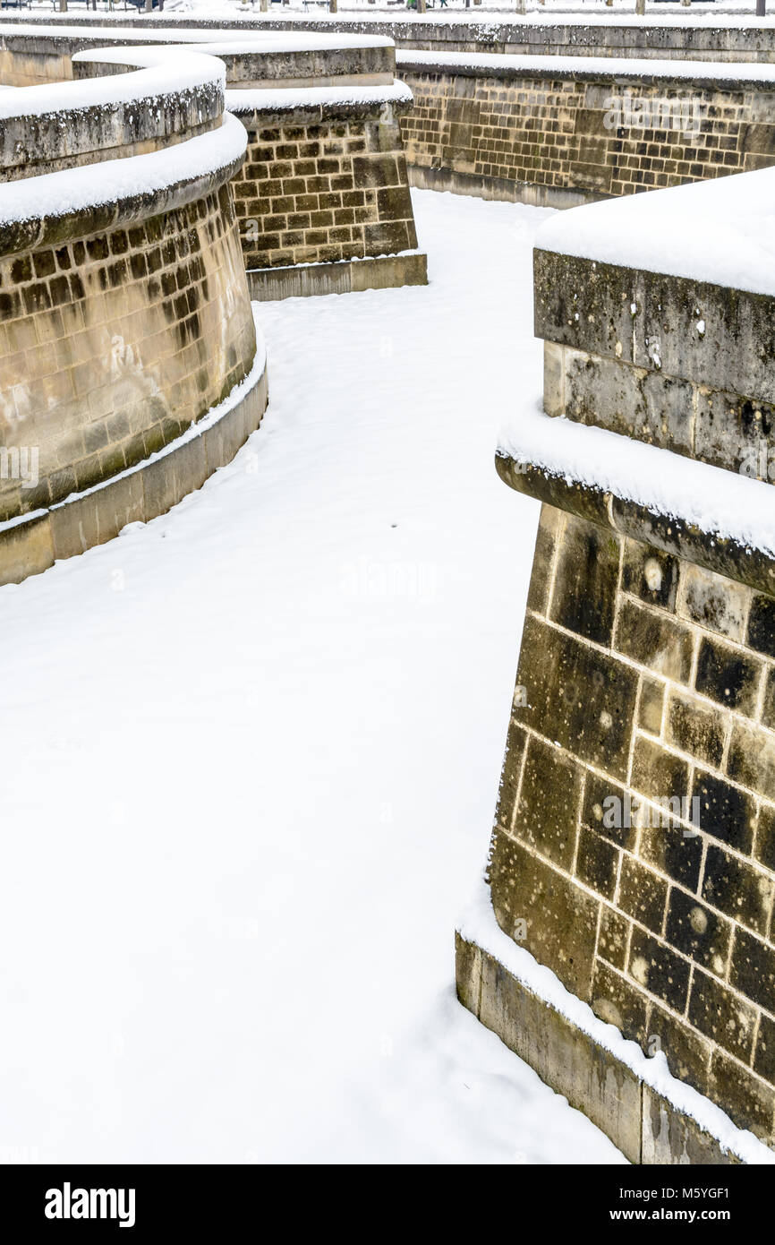 Le fossé et imposant mur autour de l'Hôtel des Invalides à Paris recouvert de neige sur une journée d'hiver. Banque D'Images Le fossé et imposant mur autour de l'Hôtel des Invalides à Paris recouvert de neige sur une journée d'hiver. Banque D'Images