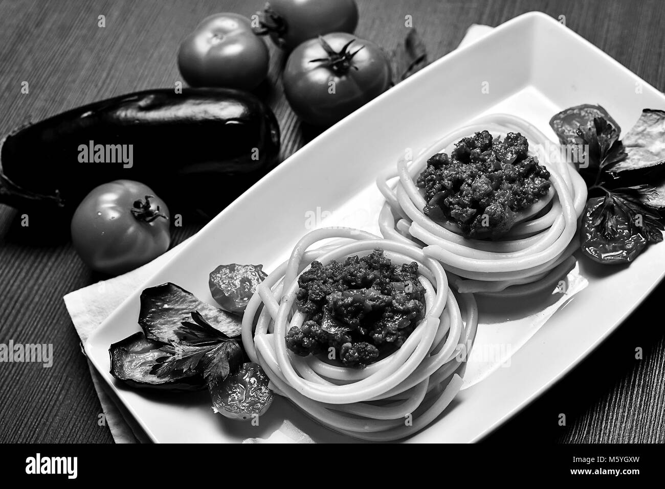 Les pâtes italiennes avec de la viande sur une plaque dans un café. Les pâtes italiennes avec Banque D'Images