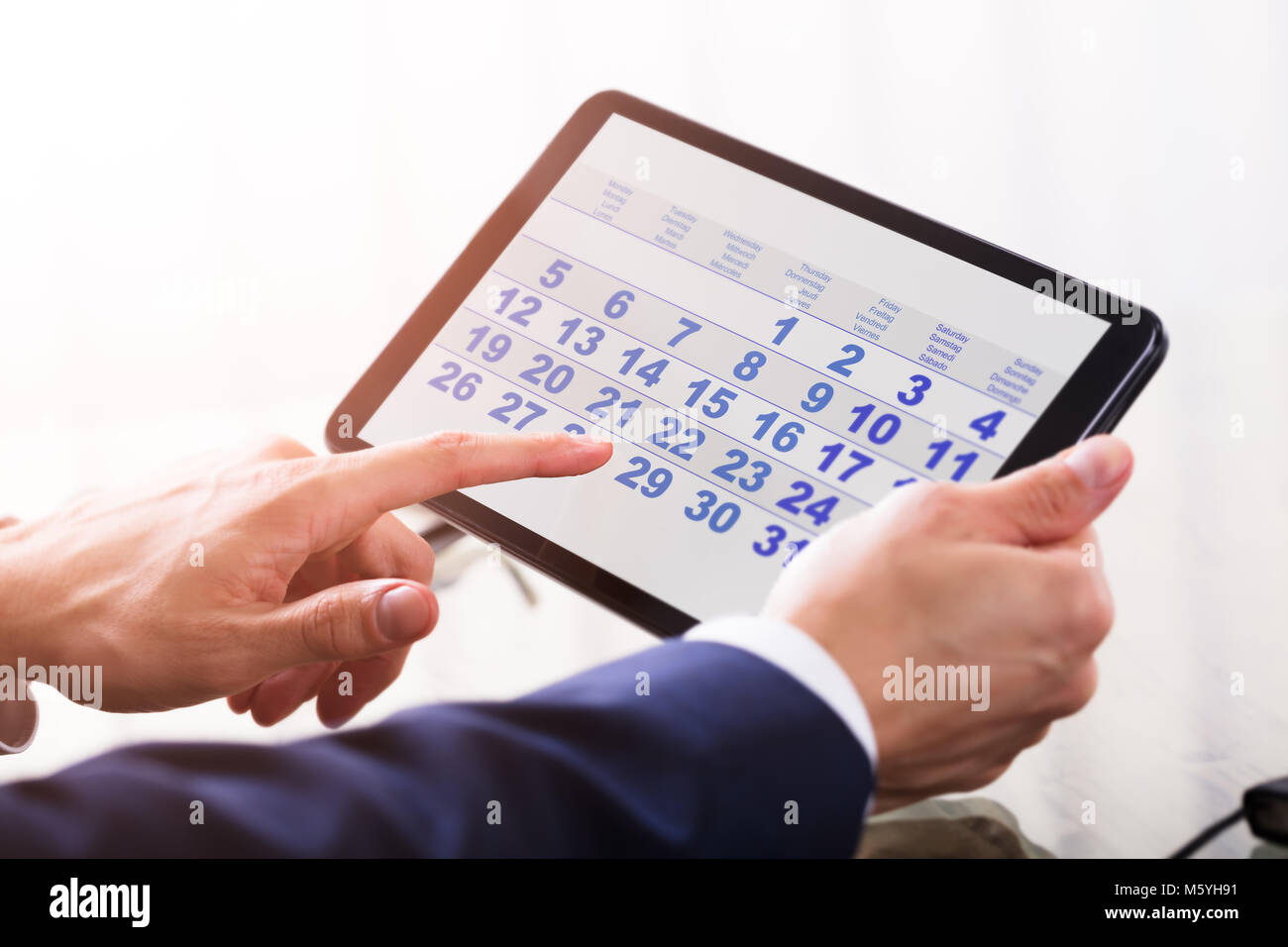 Close-up de l'homme d'affaires à l'aide de la main de calendrier sur tablette numérique Banque D'Images